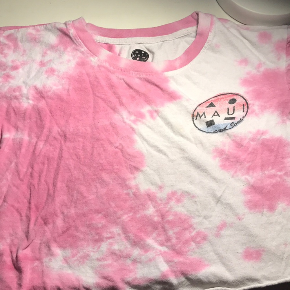 A tie di shirt pink and white